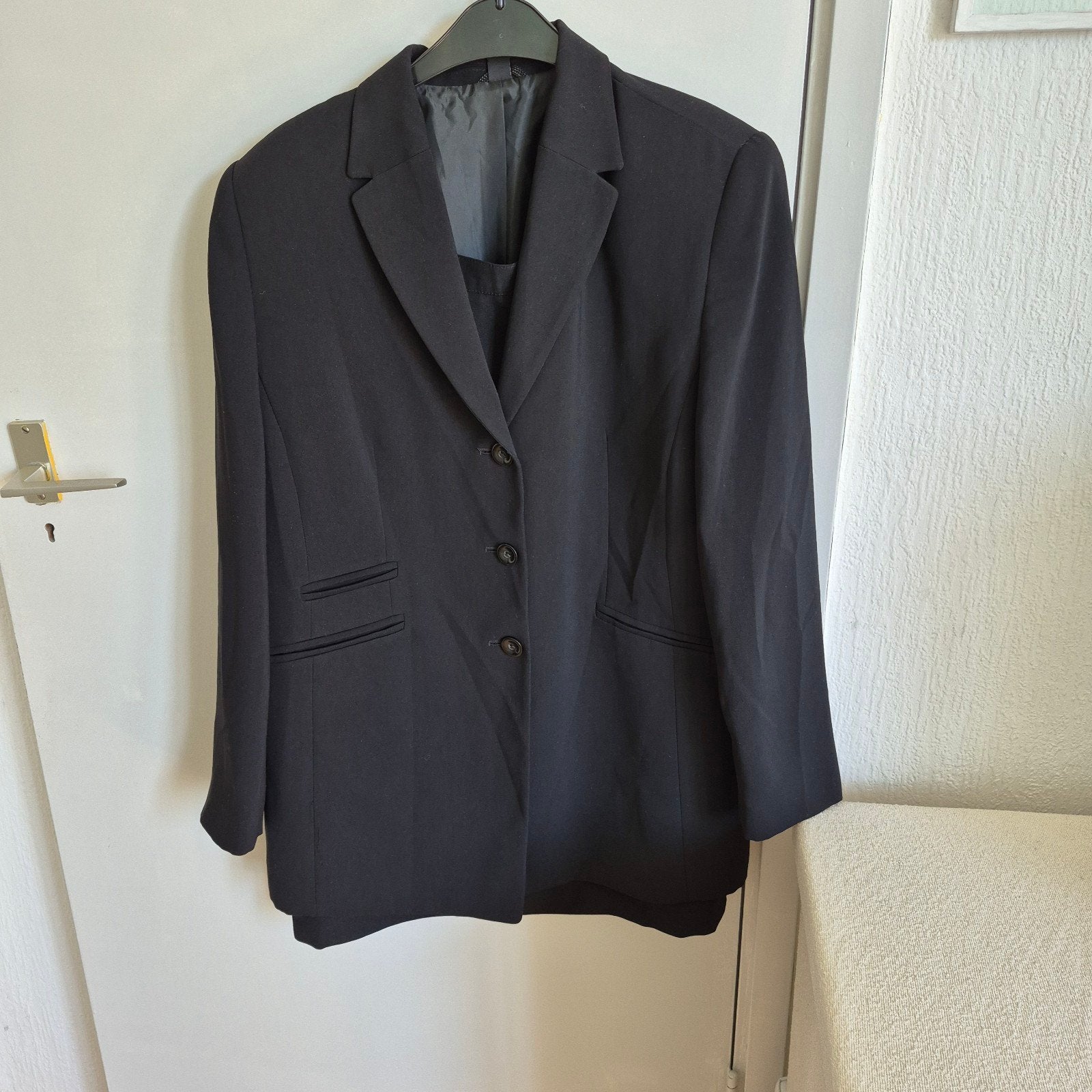 Dames Zwart Blazer met Rok - Maat 44 - Zo goed als nieuw, Kostuum of Pak, Zwart, Maat 42/44 (L), Ophalen of Verzenden