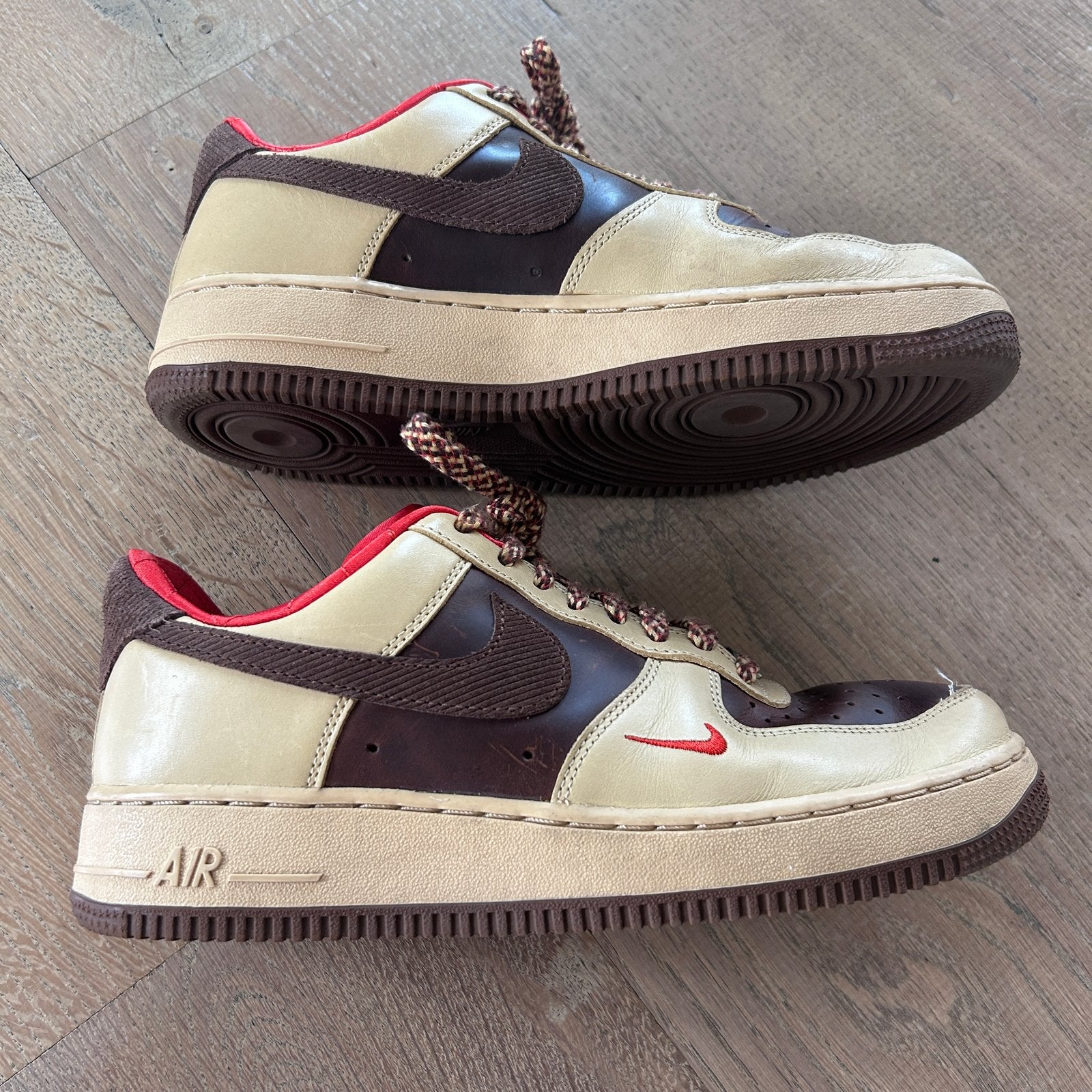 Nike Air Force 1 Low - Bruin/Beige met rode accenten, Ophalen of Verzenden, Gedragen, Bruin, Sneakers of Gympen