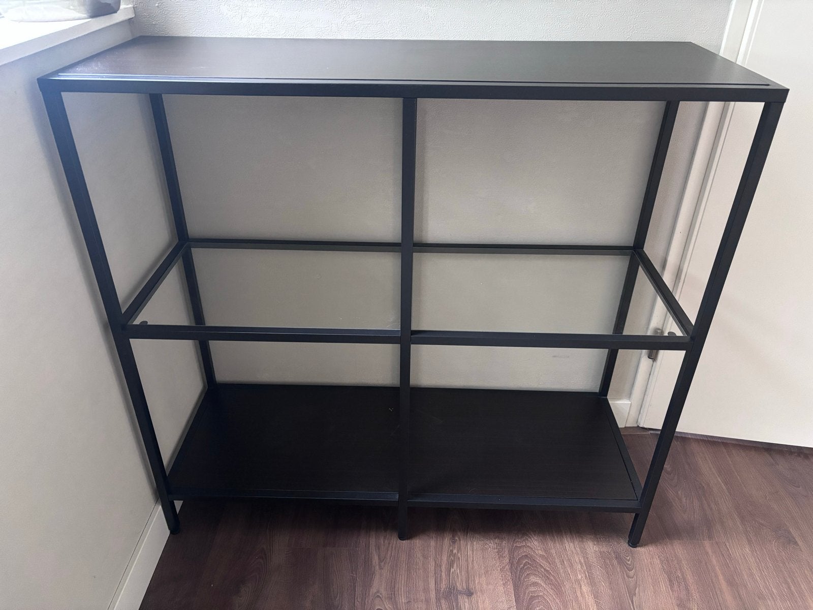 IKEA Dressoir - Zwart Metaal & Houtprint met Glas, Ophalen, Met plank(en), 50 tot 100 cm, Zo goed als nieuw