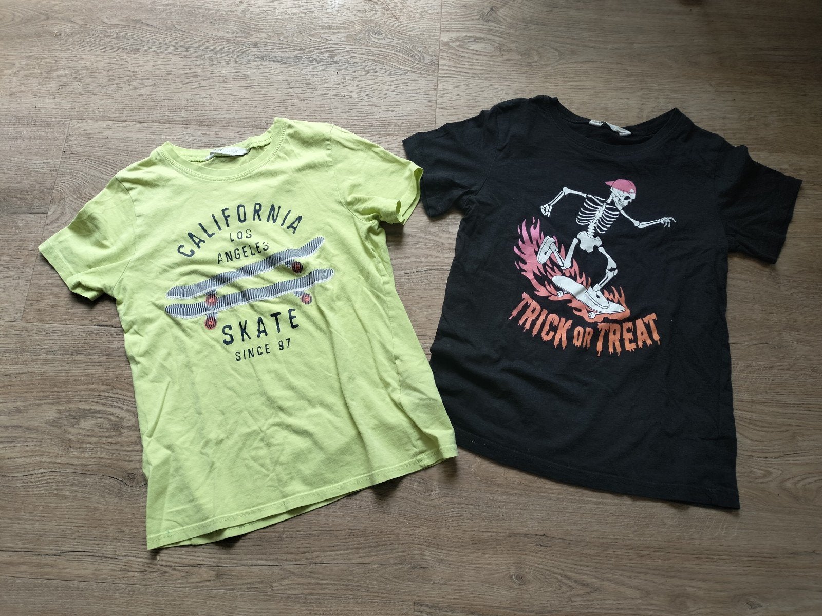 2 H&M T-shirts maat 134/140 met skateprint, Gebruikt, H&M, Ophalen of Verzenden, Shirt of Longsleeve