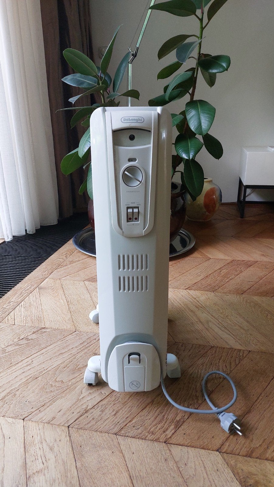 Grijze radiator van DeLonghi....op wieltjes..., Ophalen, Overige soorten, Elektrisch, Zo goed als nieuw