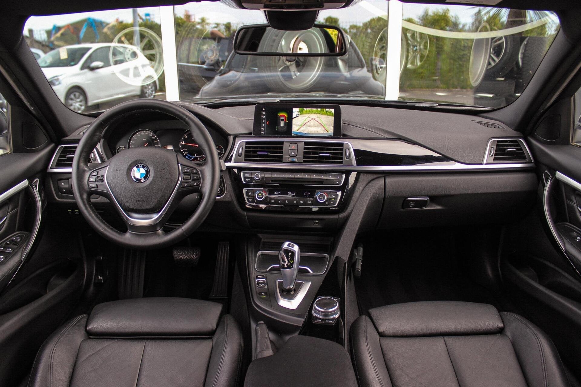 BMW 3-serie Touring 318i Edition Luxury Line | NL auto | Dri, Auto's, Automaat, Gebruikt, 1465 kg, Zwart