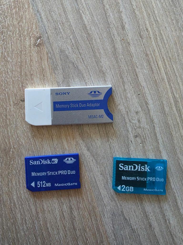 Memory Stick Pro Duo 512MB, 2GB en Sony Adapter MSAC-M2, Gebruikt, Memory stick, Ophalen of Verzenden, Fotocamera
