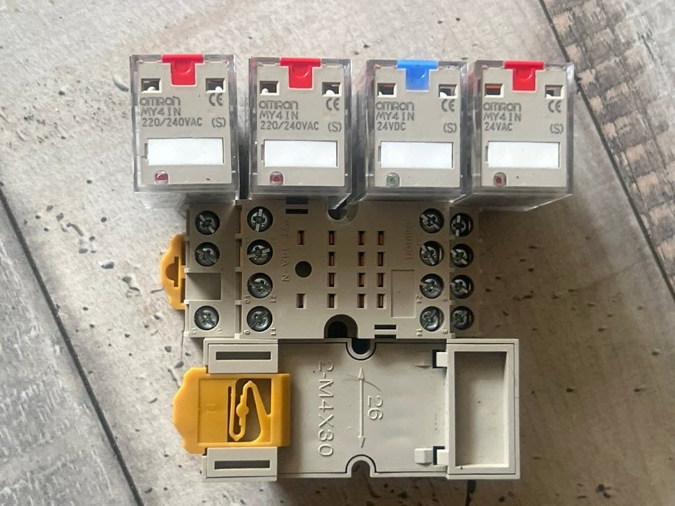 Omron PYF-14A-N Omron MY4 220/240 24DC relais omron 24v, Ophalen, Zo goed als nieuw