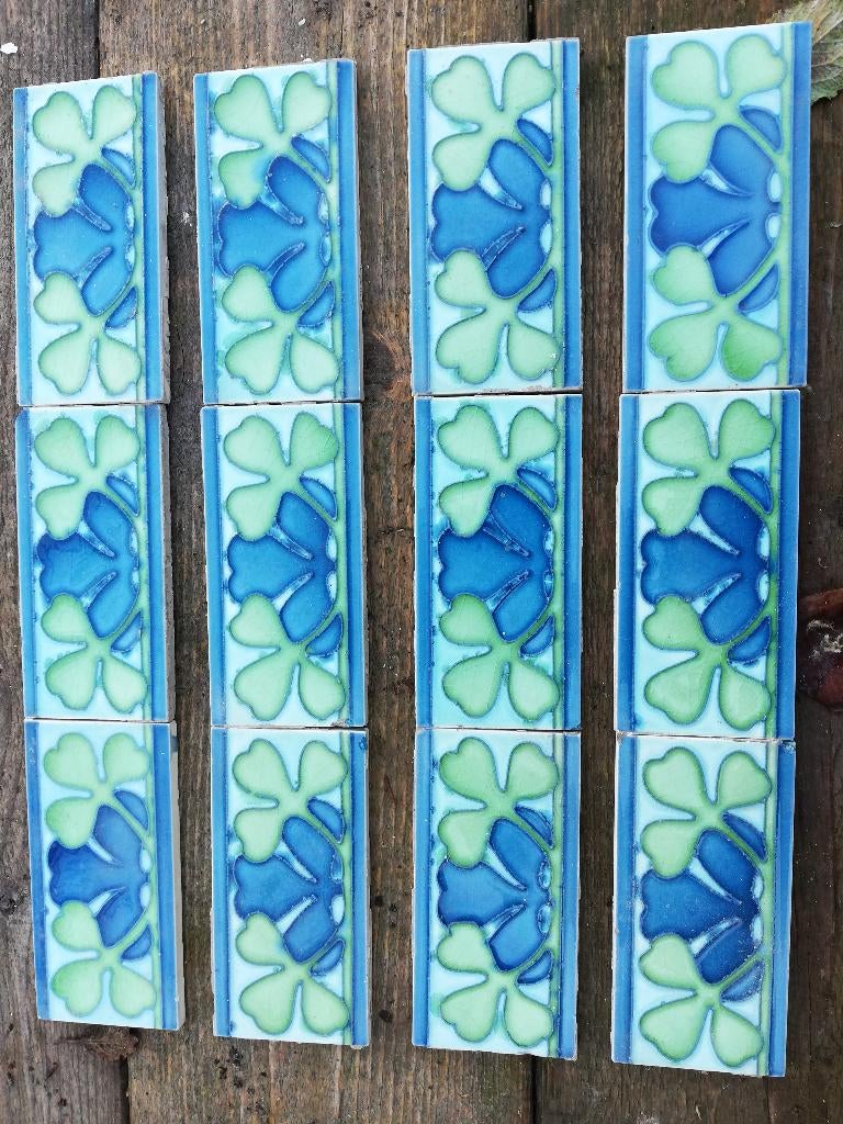 34 Antieke randtegels blauw groen decor in relief 7,5x15cm, Antiek en Kunst, Ophalen