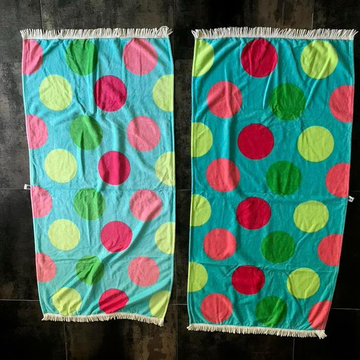 2 strandlaken aqua met roze groen gele bollen 1.50 x 74, Huis en Inrichting, Ophalen of Verzenden, Gebruikt, Overige kleuren, Handdoek