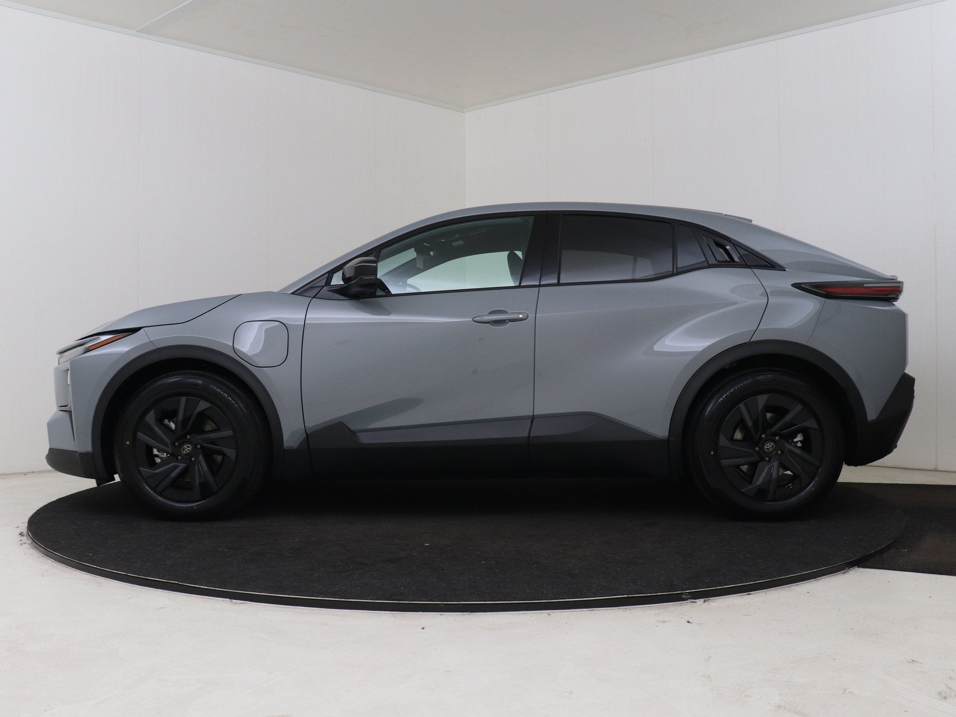 Toyota C-HR+ First Edition 77 kWh (bj 2026, automaat), 12 maanden, Leder en Stof, Origineel Nederlands, Automatische klimaatregeling