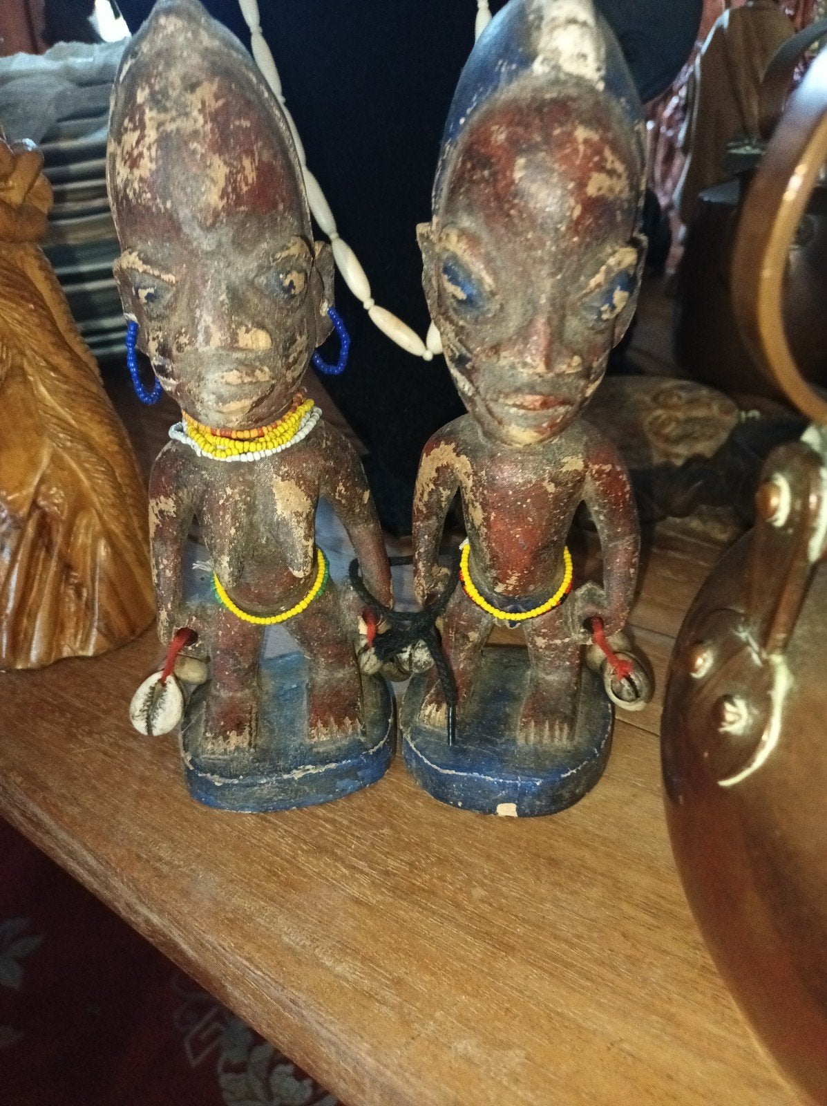 Twee handgesneden Afrikaanse houten beelden, Antiek en Kunst, Kunst | Niet-Westerse kunst, Hout, Bruin, Afrika, Ophalen of Verzenden