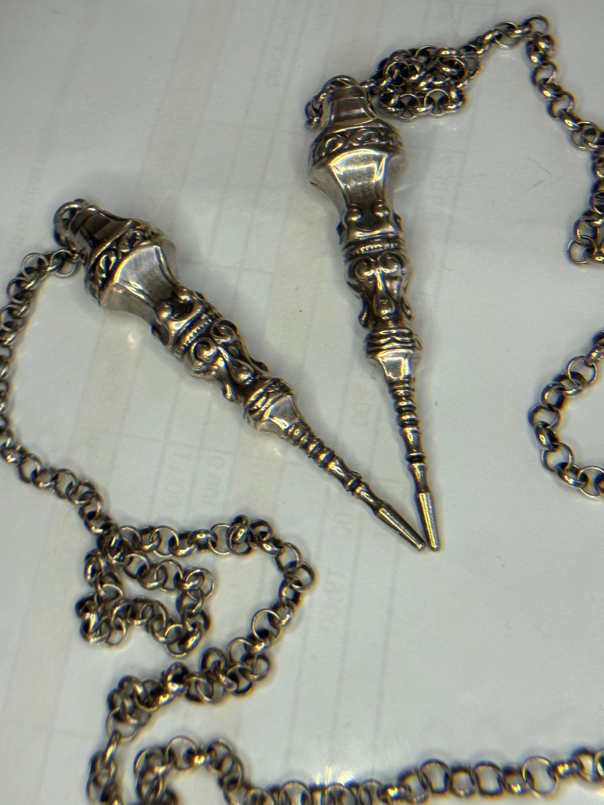 Zilveren ketting met twee breipendoppen, Ophalen of Verzenden, Gebruikt, Zilver, Met hanger