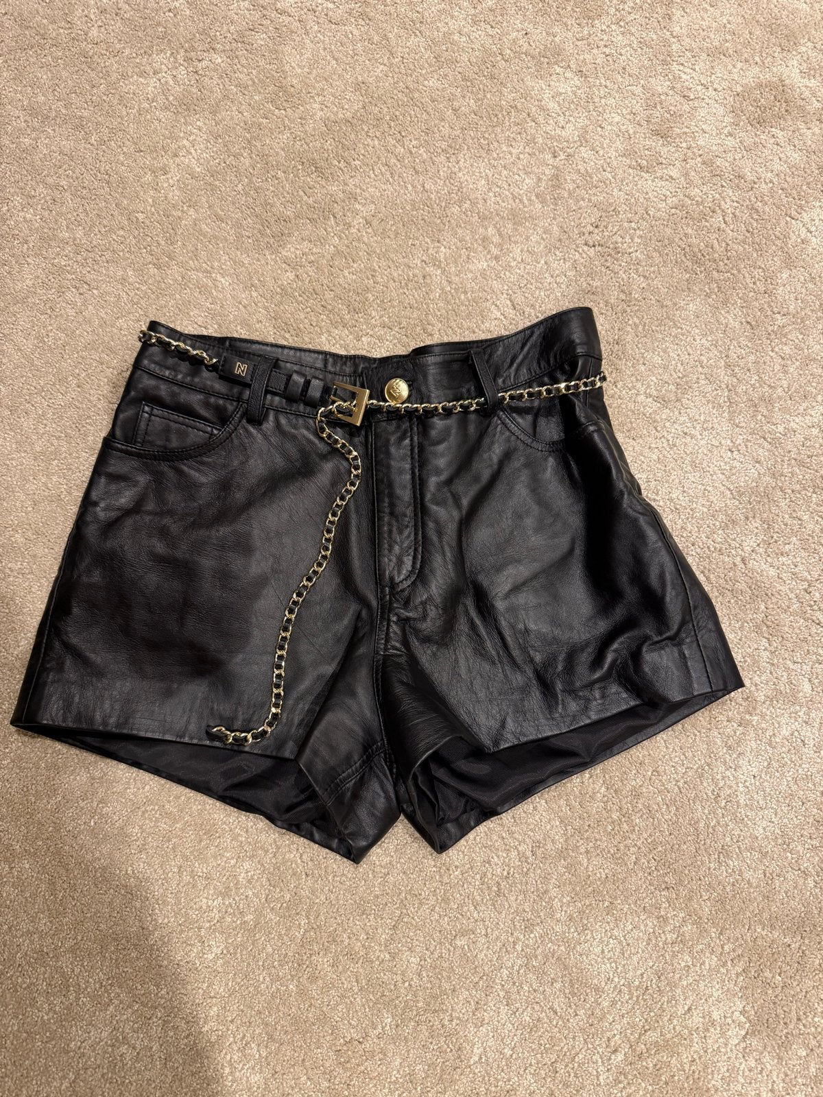 Nikkie Leren Short Zwart met Gouden Ketting Maat 38!, Kleding | Dames, Maat 38/40 (M), Kort, Zwart, Ophalen of Verzenden