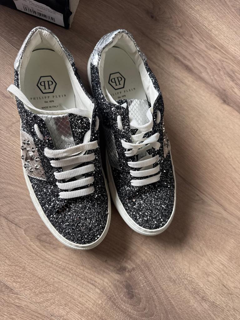 PP, Ophalen of Verzenden, Zo goed als nieuw, Zwart, Sneakers of Gympen