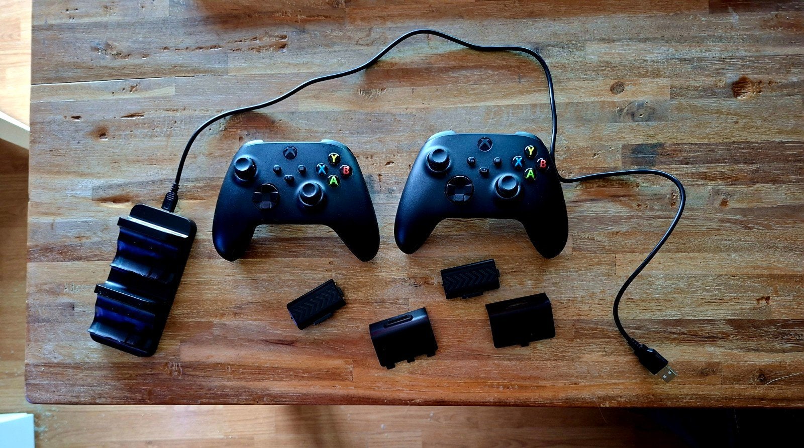 2 Zwarte Xbox Series X Controllers + Oplaadstation, Ophalen of Verzenden, Zo goed als nieuw, Xbox Series X