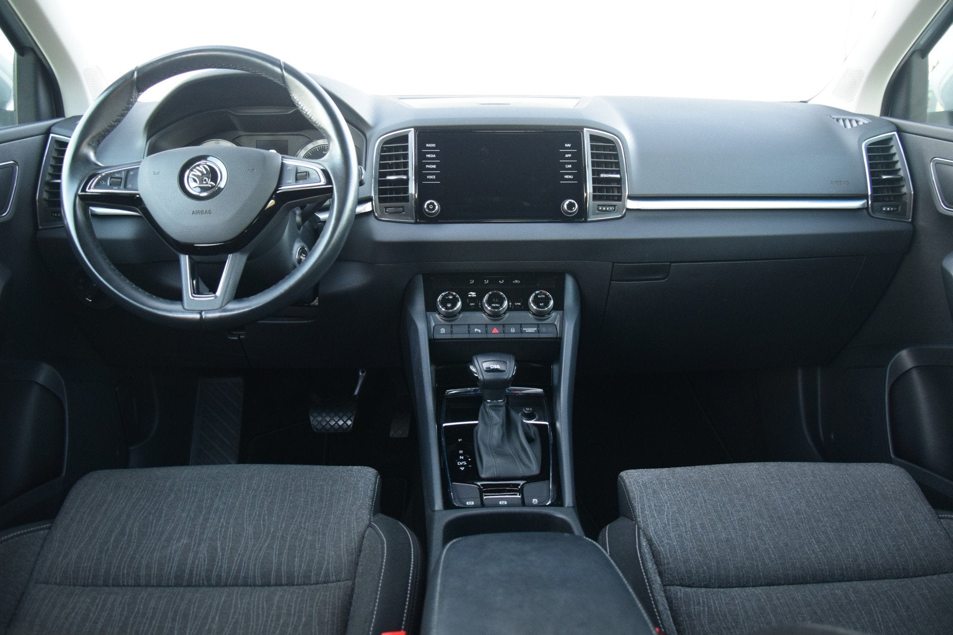 Skoda Karoq 1.5 TSI ACT Business Edition Led Navi/Camera Pdc, Auto's, Dealer onderhouden, Stof, 4 cilinders, 150 pk