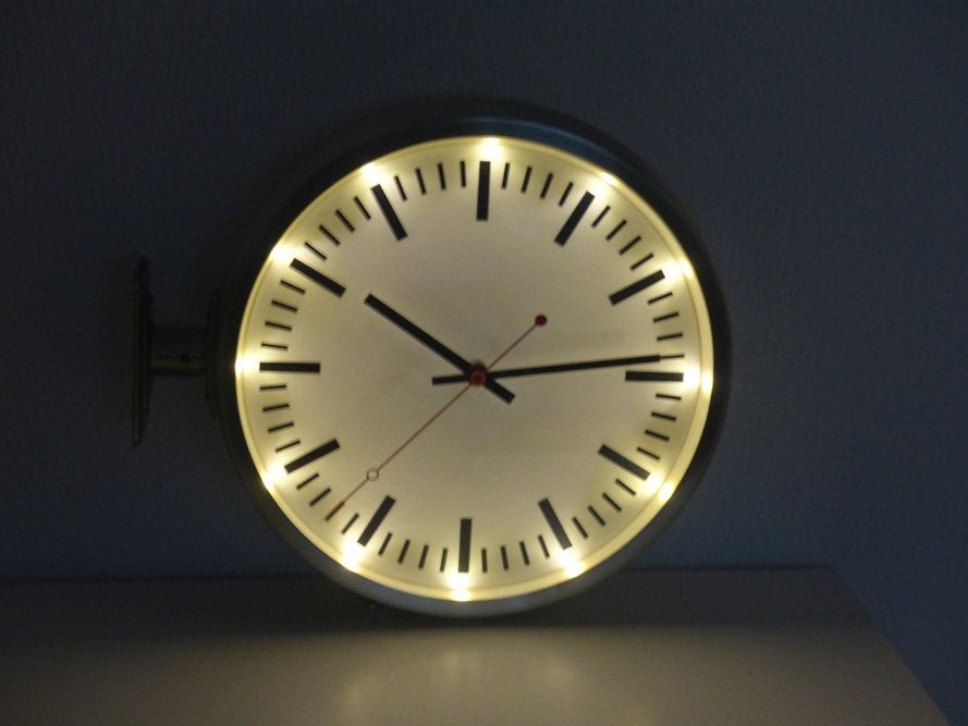 Moderne klok van 28 cm. met verlichting erin. Dubbelzijdig., Huis en Inrichting, Woonaccessoires | Klokken, Wandklok, IKEA, Analoog