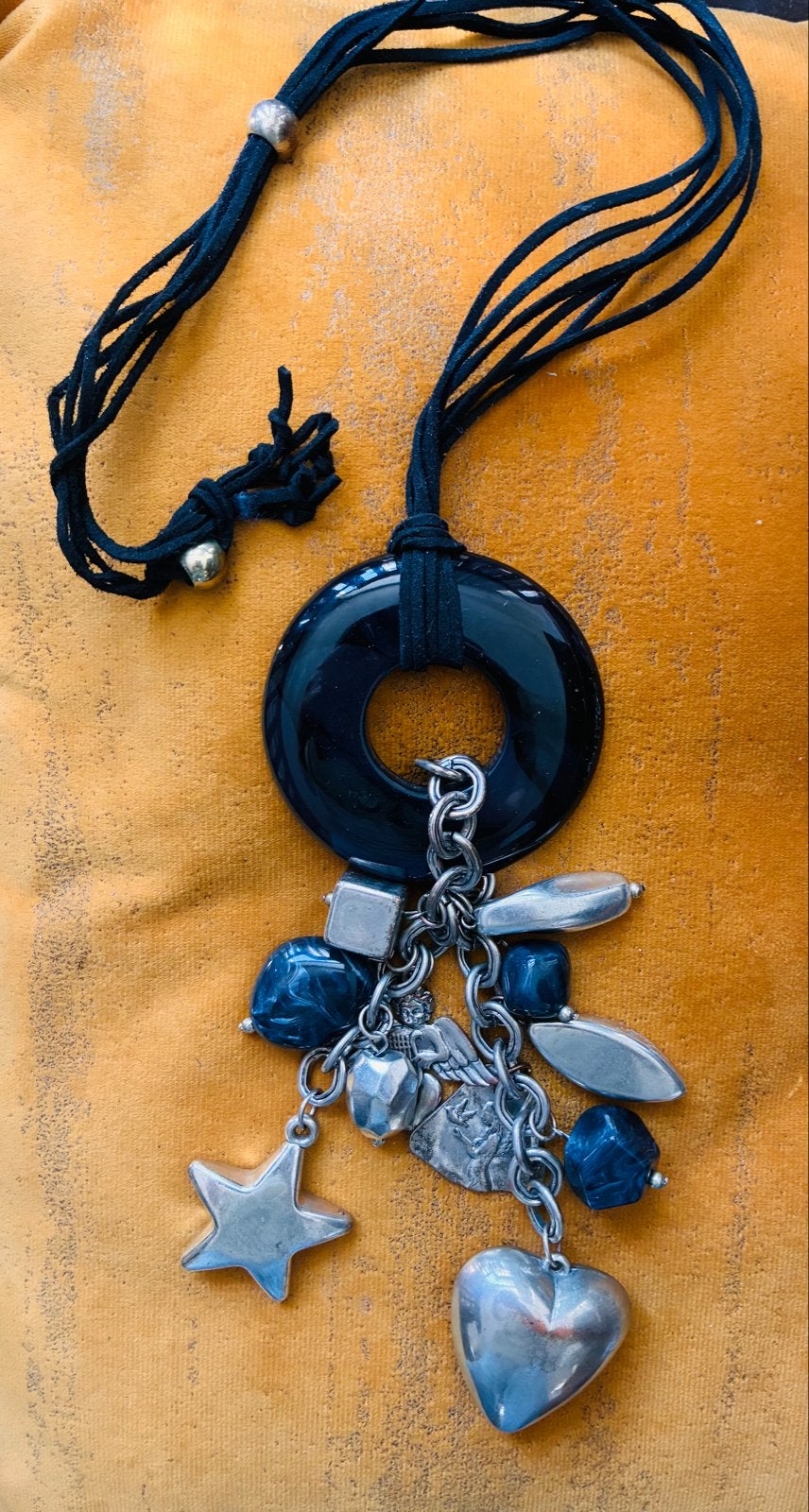 Lange zwarte ketting met zilverkleurige bedels, Gebruikt, Zwart, Ophalen of Verzenden, Overige materialen