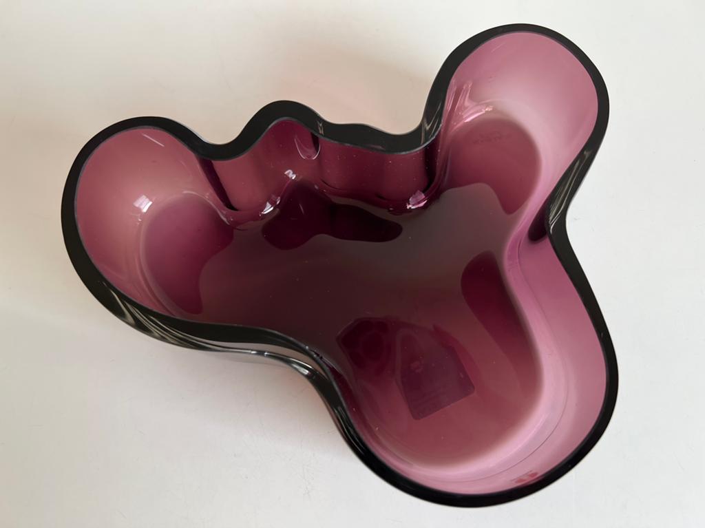Special 2012 Iittala Grote Schaal Dark Lilac Aalto 19,5x15,5, Huis en Inrichting, Woonaccessoires | Schalen en Manden, Ophalen of Verzenden