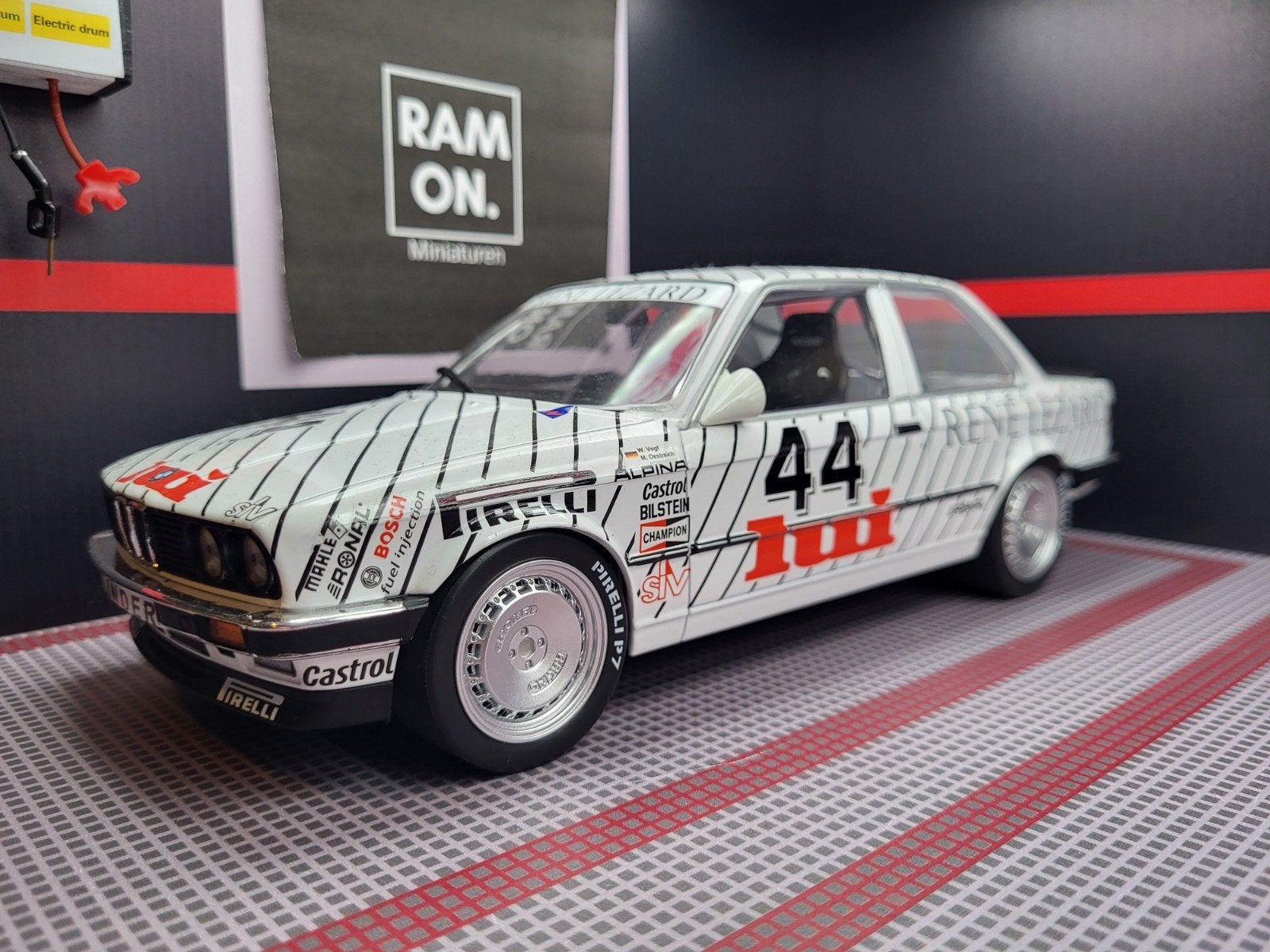 1/18 BMW E30 325i ETCC Zolder Rene Lezard, Ophalen of Verzenden, Zo goed als nieuw, Auto, MiniChamps