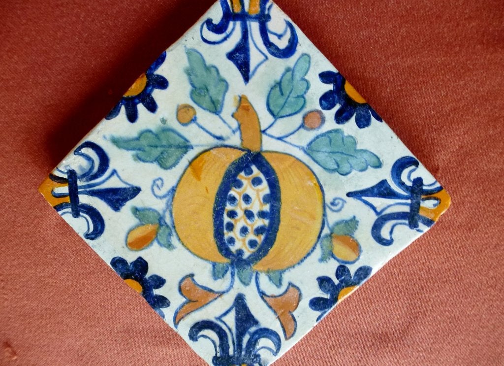 Zeldzame vroeg 17e eeuwse polichrome GRANAATAPPEL tegel!, Antiek en Kunst, Ophalen of Verzenden