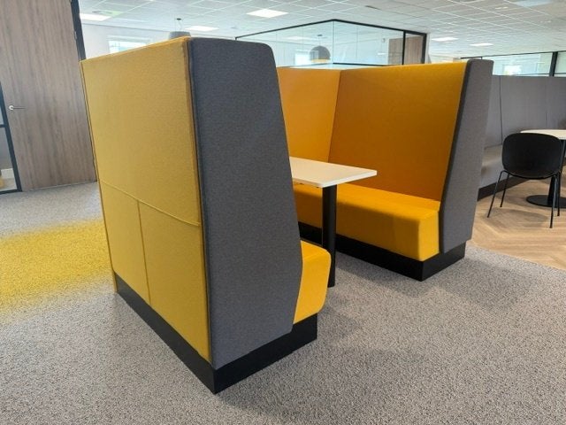 Design Wachtkamerbank / treinbank met tafel  216x126xH138 cm, Overige materialen, 75 tot 100 cm, Ophalen of Verzenden, Zo goed als nieuw