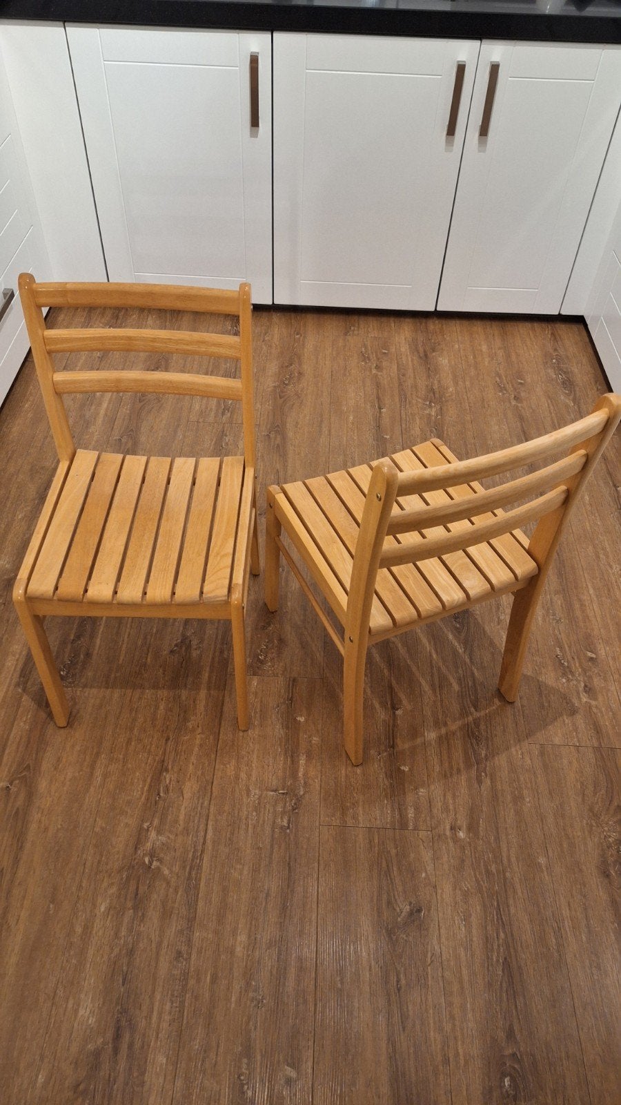 2 houten stoelen z.g.a.n samen voor 15 euro ophalen, Ophalen, Zo goed als nieuw, Bruin, Twee