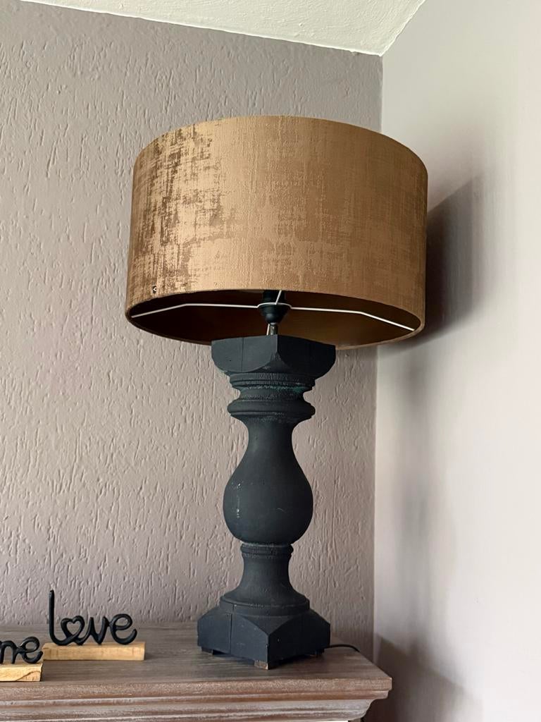 Stijlvolle Baluster Tafellamp met Gouden Kap, Ophalen of Verzenden, Gebruikt, Hout, 50 tot 75 cm