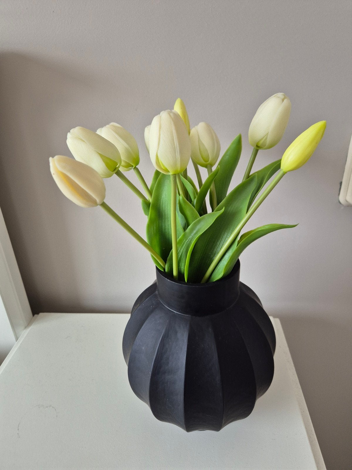 Zwarte vaas met kunsttulpen, Ophalen, Overige materialen, Zwart, Zo goed als nieuw