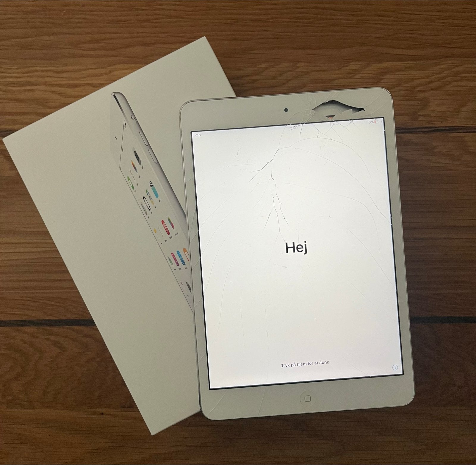 iPad mini 2 16 GB zilver - Scherm beschadigd werkt nog goed, Computers en Software, Gebruikt, Ophalen of Verzenden, Zilver, 7 inch of minder