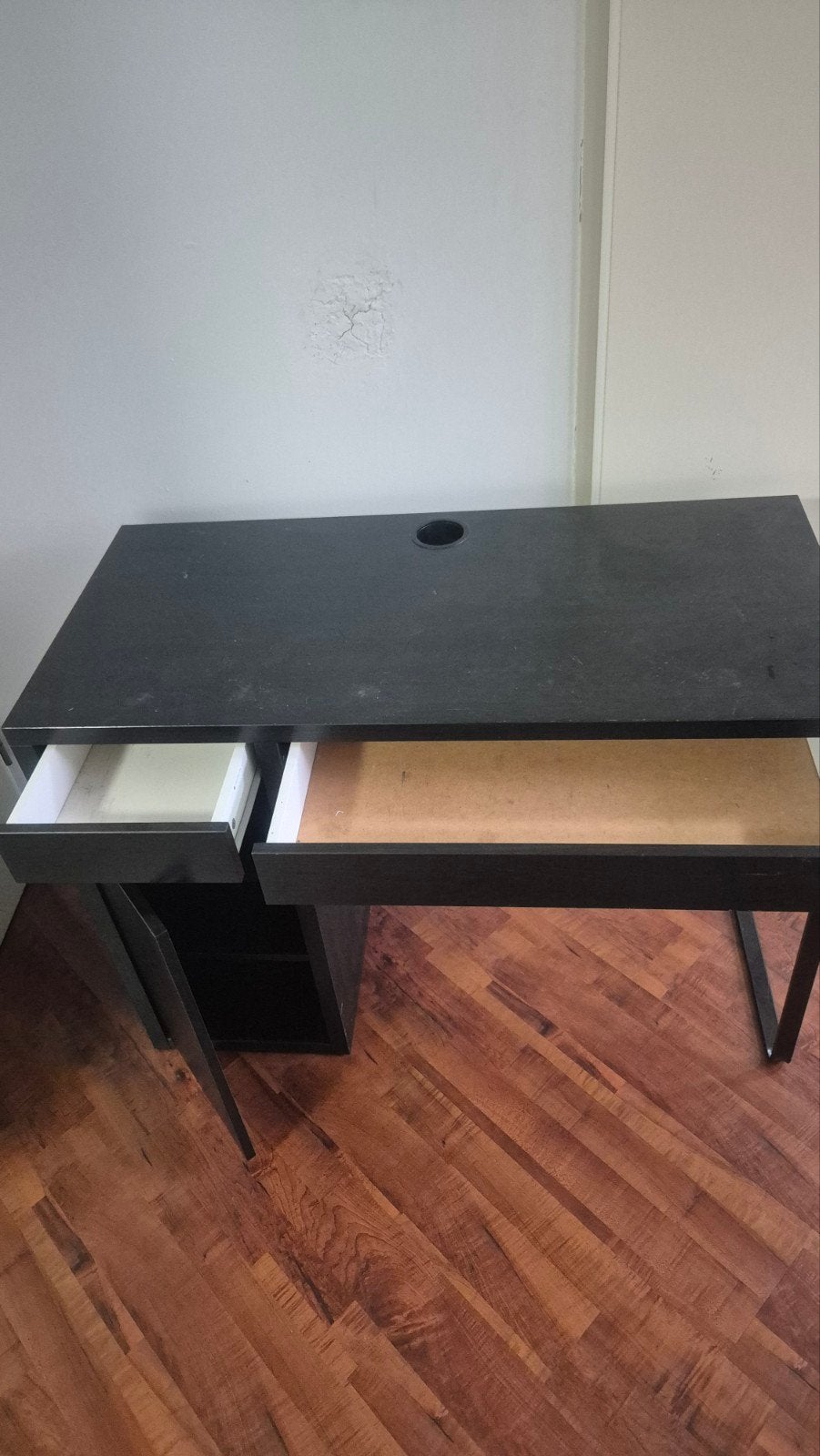 Zwart IKEA bureau met lichte gebruikssporen, Ophalen