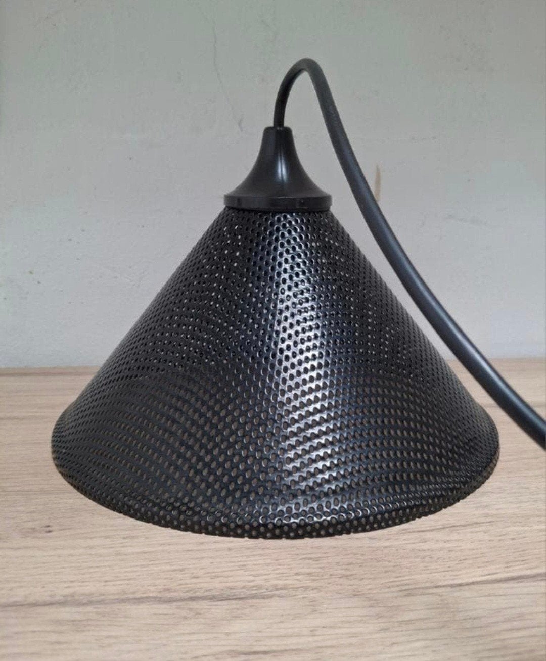 Zwarte geperforeerde vintage W.L.P. hanglamp., Huis en Inrichting, Ophalen of Verzenden, Metaal