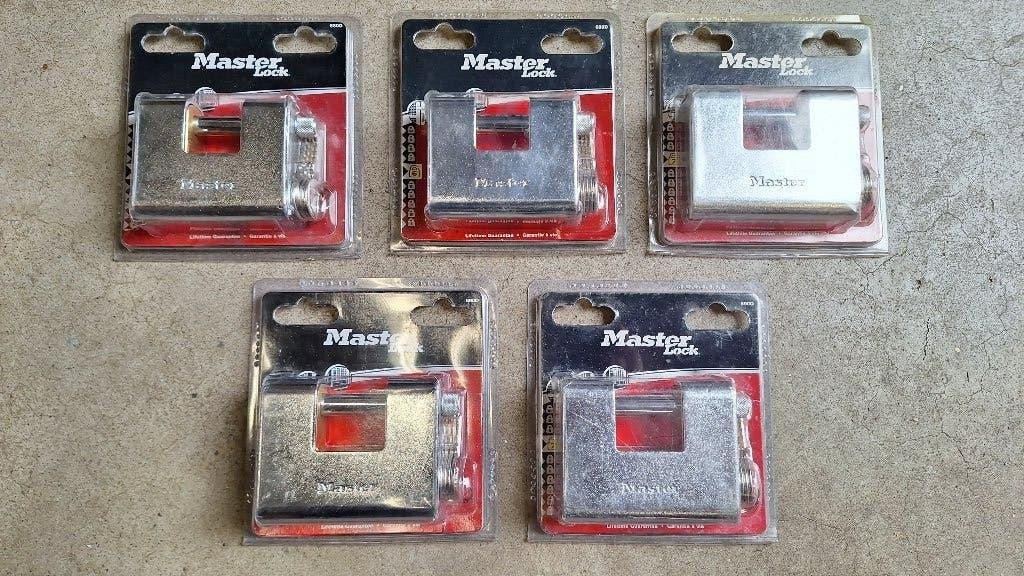 Masterlock 690 Hangslot van extra dik gepantserd metaal 90mm, ., Nieuw, Ophalen of Verzenden, .