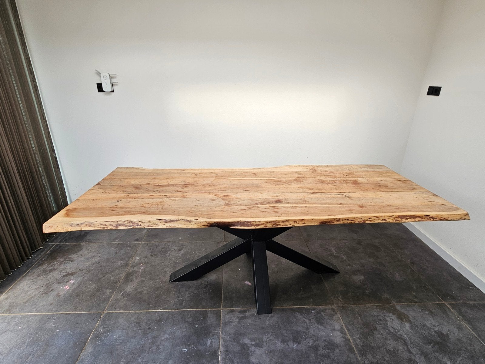 Massief houten eettafel met stalen onderstel, Huis en Inrichting, 100 tot 150 cm, 200 cm of meer, Zo goed als nieuw, Vijf personen of meer