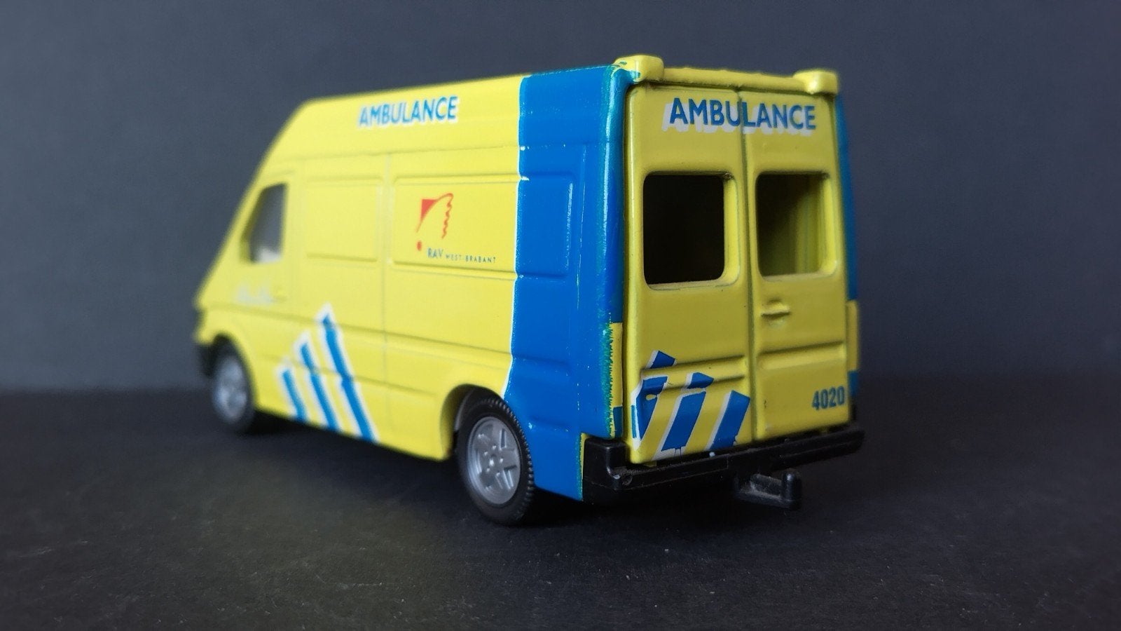 Mercedes Benz Rav West Brabant ambulance Siku Pol, Verzenden, Zo goed als nieuw, Bus of Vrachtwagen, Sieper