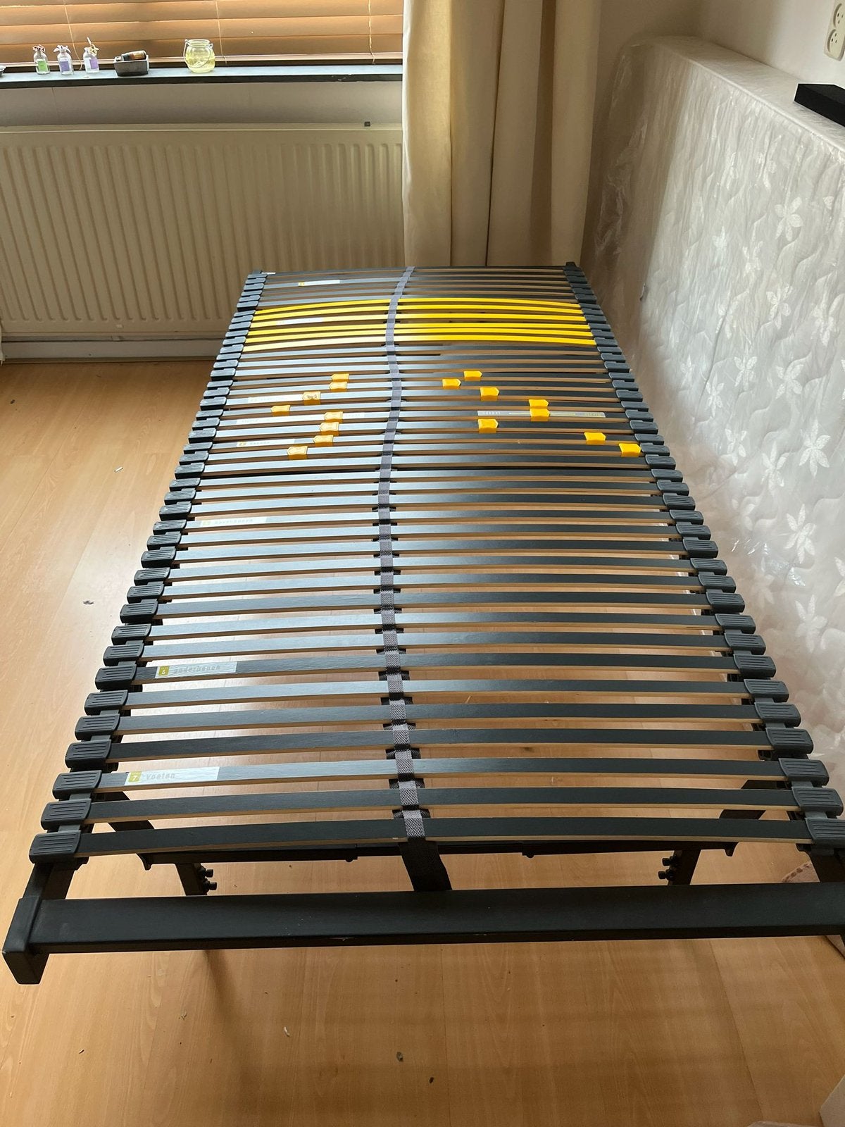 MOET WEG! Wegens verhuizing! 1 persoons matras met onderstel, Huis en Inrichting, Ophalen, 90 cm, Eenpersoons, Zo goed als nieuw