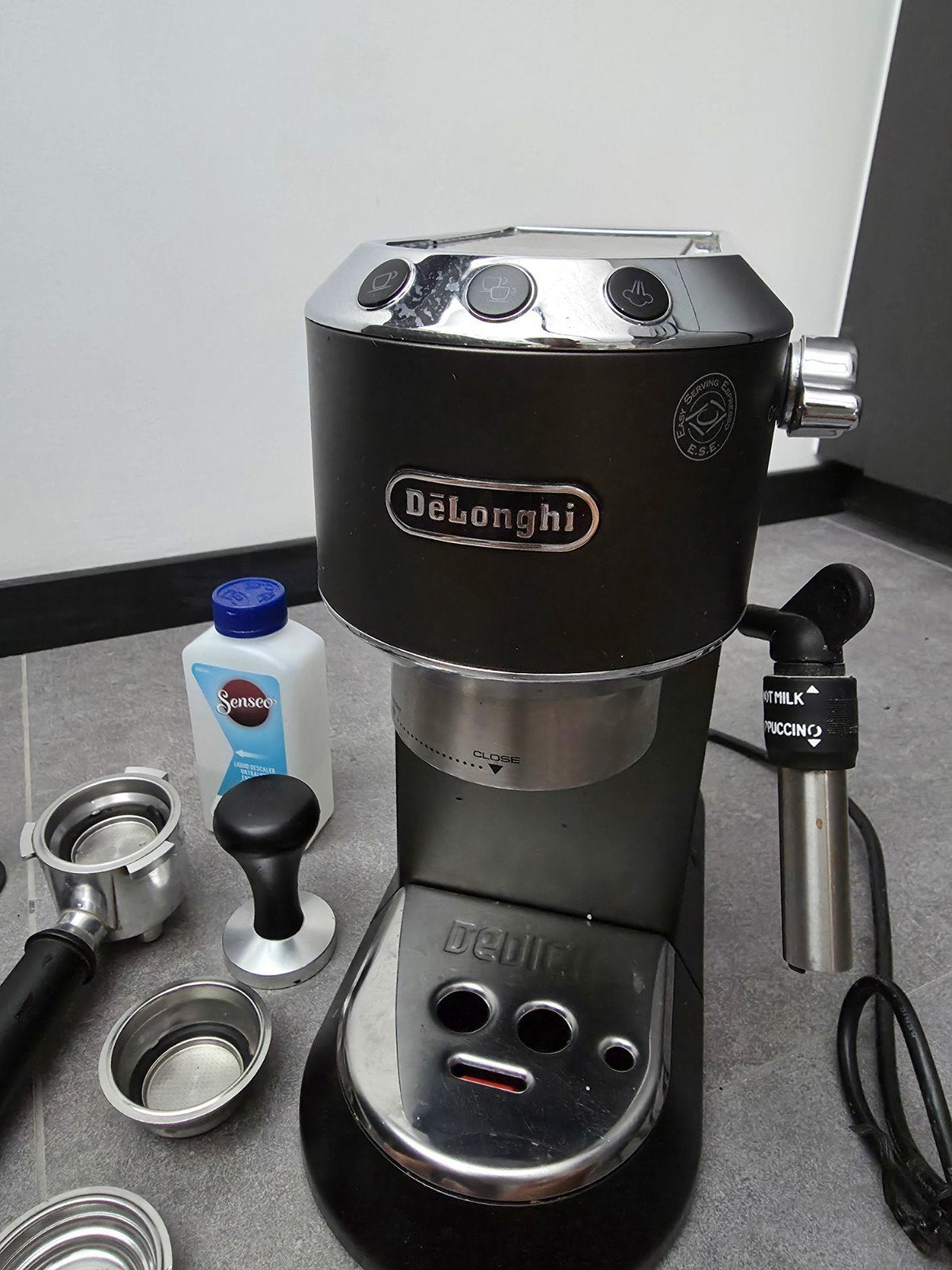 De'Longhi Dedica Style EC685.BK piston Espressomachine, Espresso apparaat, Gemalen koffie, Ophalen of Verzenden, Zo goed als nieuw