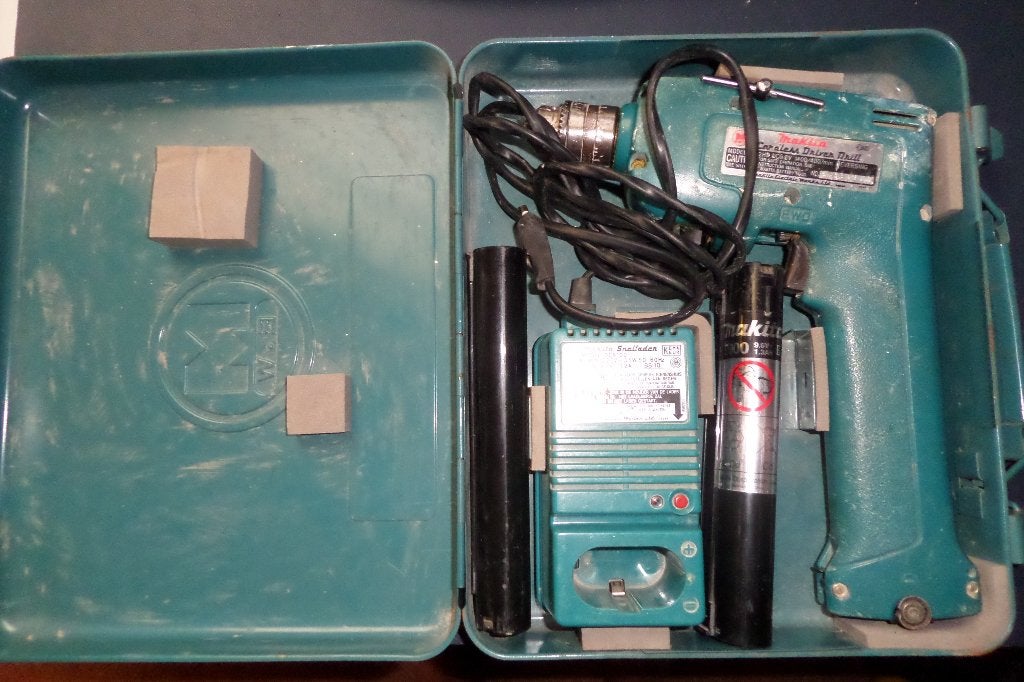 Accuboormachine Makita - Metalen kist - 2x accu - oplader, Ophalen, Gebruikt, Variabele snelheid, Boor- en Schroefmachine