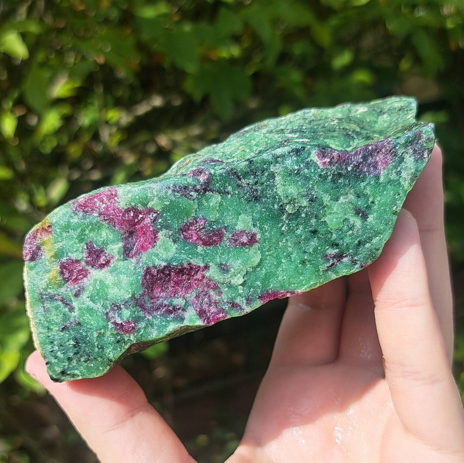 Grote ruwe Robijn in Zoisiet edelsteen natuursteen mineralen, Ophalen of Verzenden