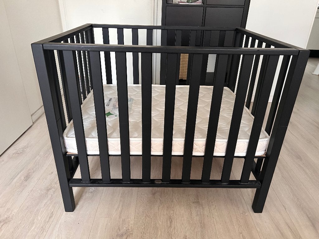 Zwarte babybox 80x100 cm inclusief boxmatras, Ophalen, Zo goed als nieuw, Vierkant, In hoogte verstelbaar