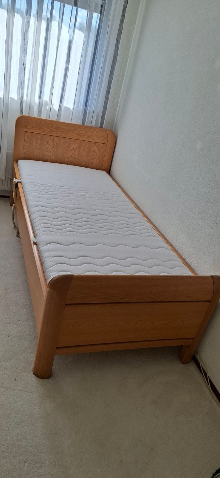 Electrische seniorenbed, 1 persoons,  2.10 x 96 breed, Ophalen, Eenpersoons, Zo goed als nieuw, Hout