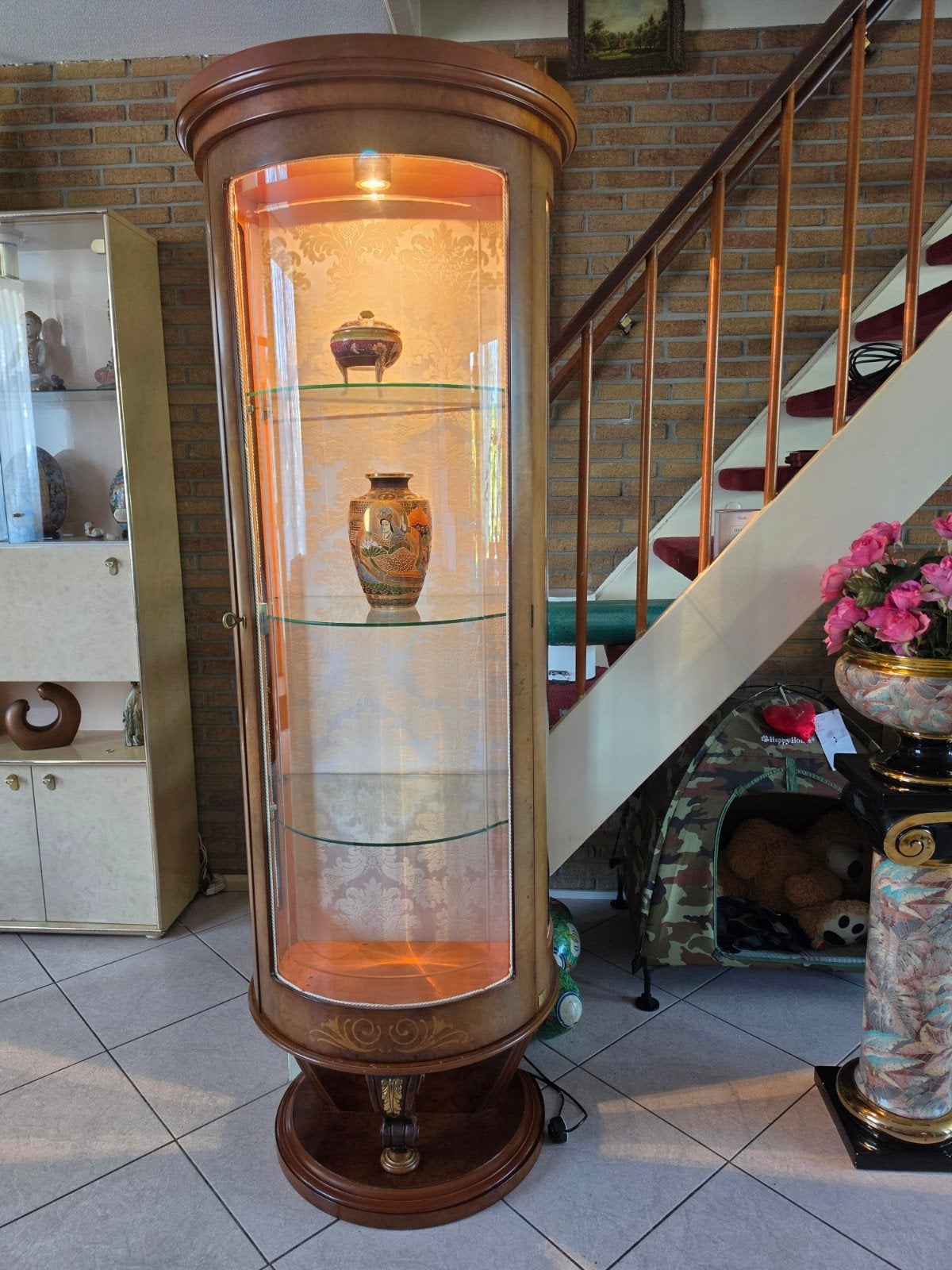 vitrine kast van vitine wortelnoot met gebogen glazen deuren, Ophalen, 50 tot 100 cm, Glas, 150 tot 200 cm