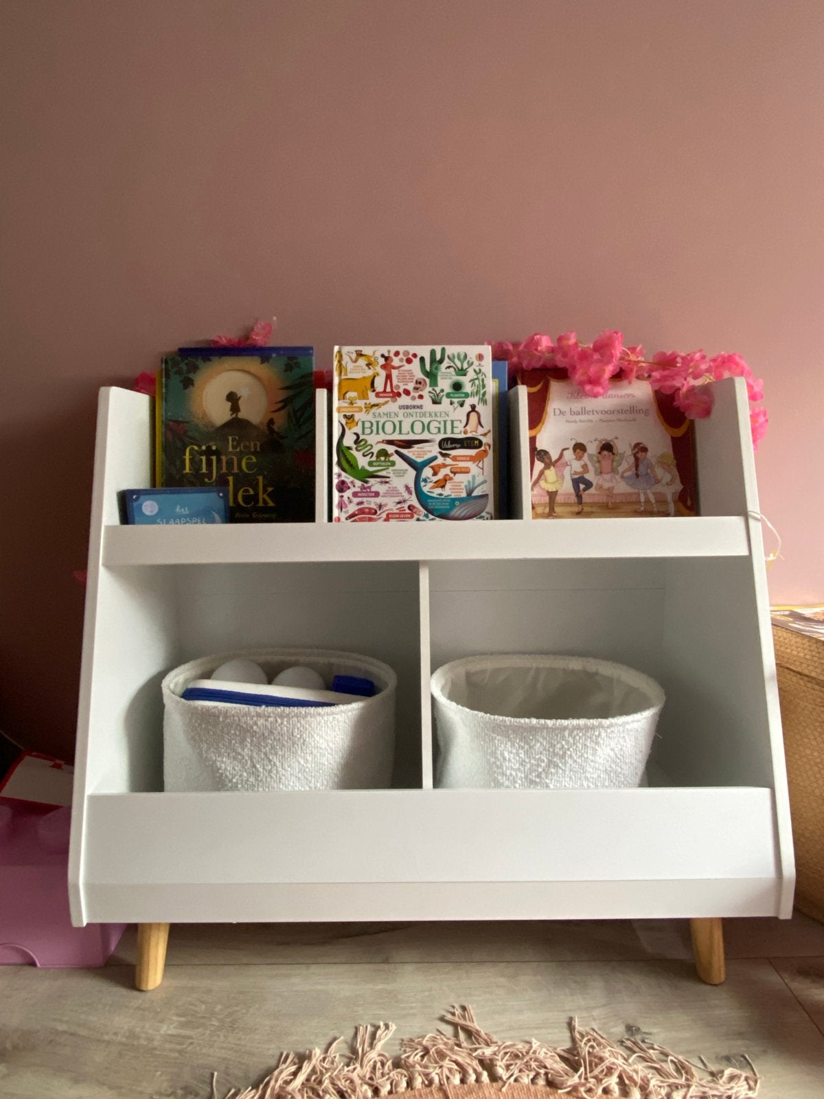 Leuke Boekenkast voor Kinderkamer - Wit met Houten Poten, Ophalen, Met plank(en), 50 tot 100 cm, Zo goed als nieuw
