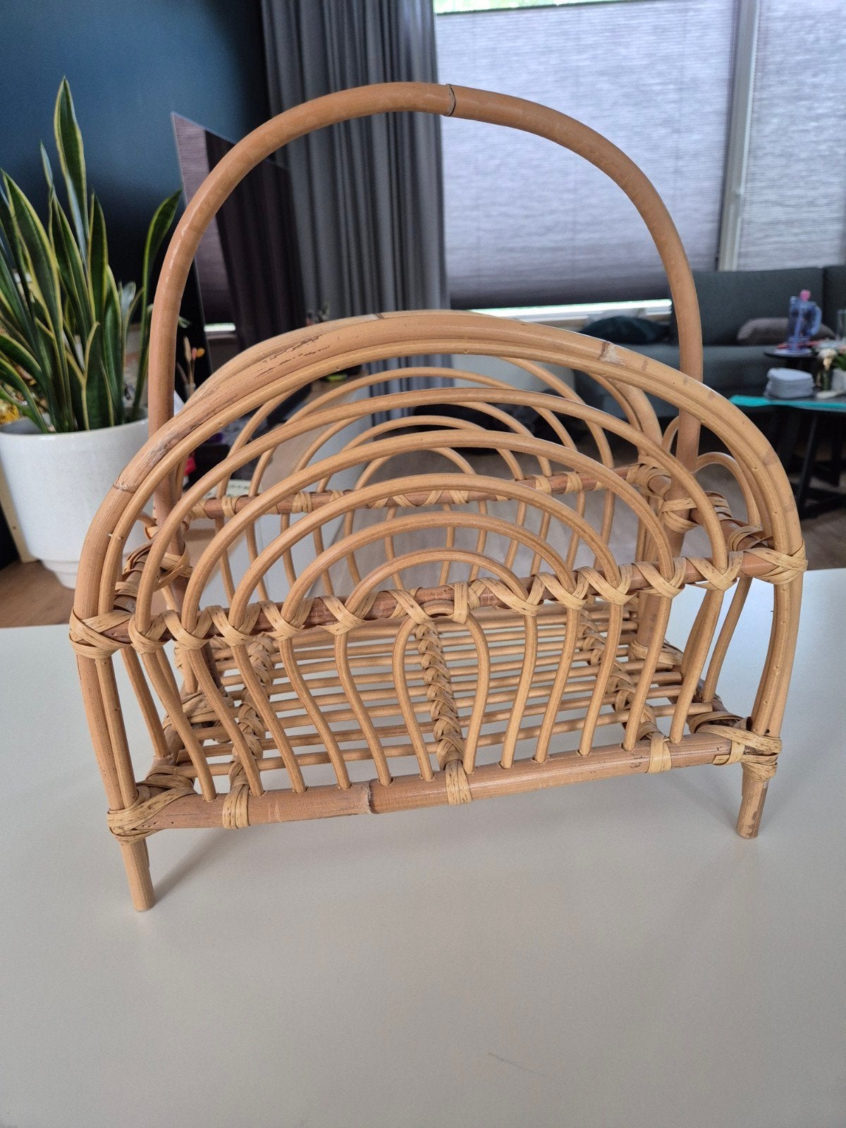Rotan tijdschriftenmand, Ophalen, Zo goed als nieuw