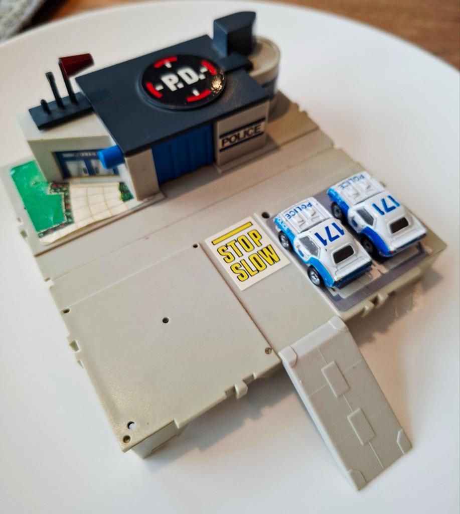 Micro Machines Politiebureau met 2 politieauto's, Kinderen en Baby's, Speelgoed | Overig, Gebruikt, Jongen of Meisje, Ophalen of Verzenden