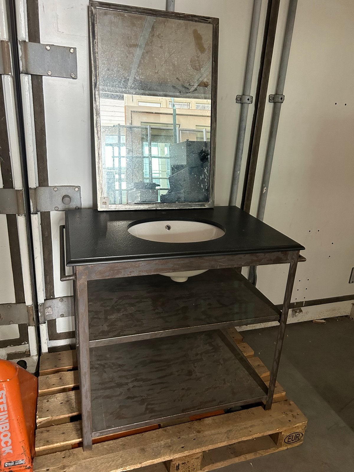 Industriële wastafel met spiegel en onderstel, Huis en Inrichting, Badkamer | Badkamermeubels, Ophalen, Gebruikt, 50 tot 100 cm