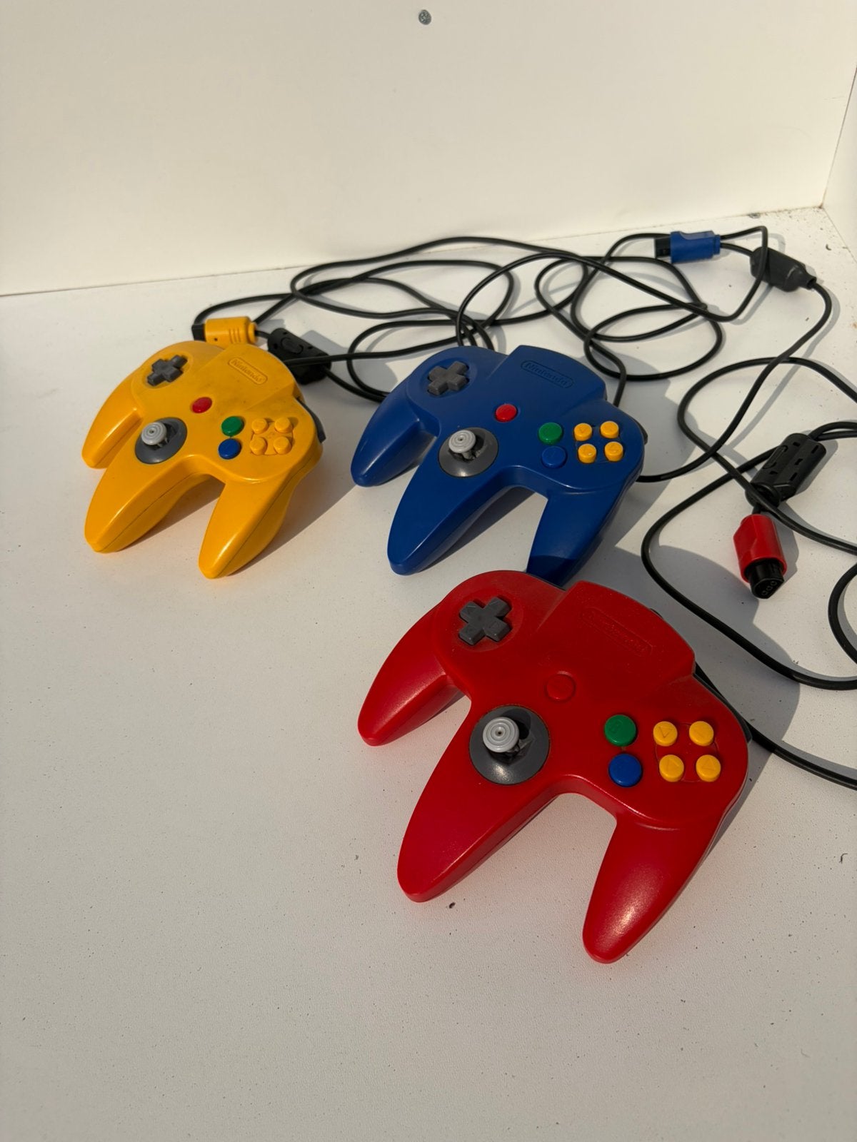 Nintendo 64 originele controller: rood, geel, blauw, Ophalen of Verzenden, Zo goed als nieuw, Met 2 controllers