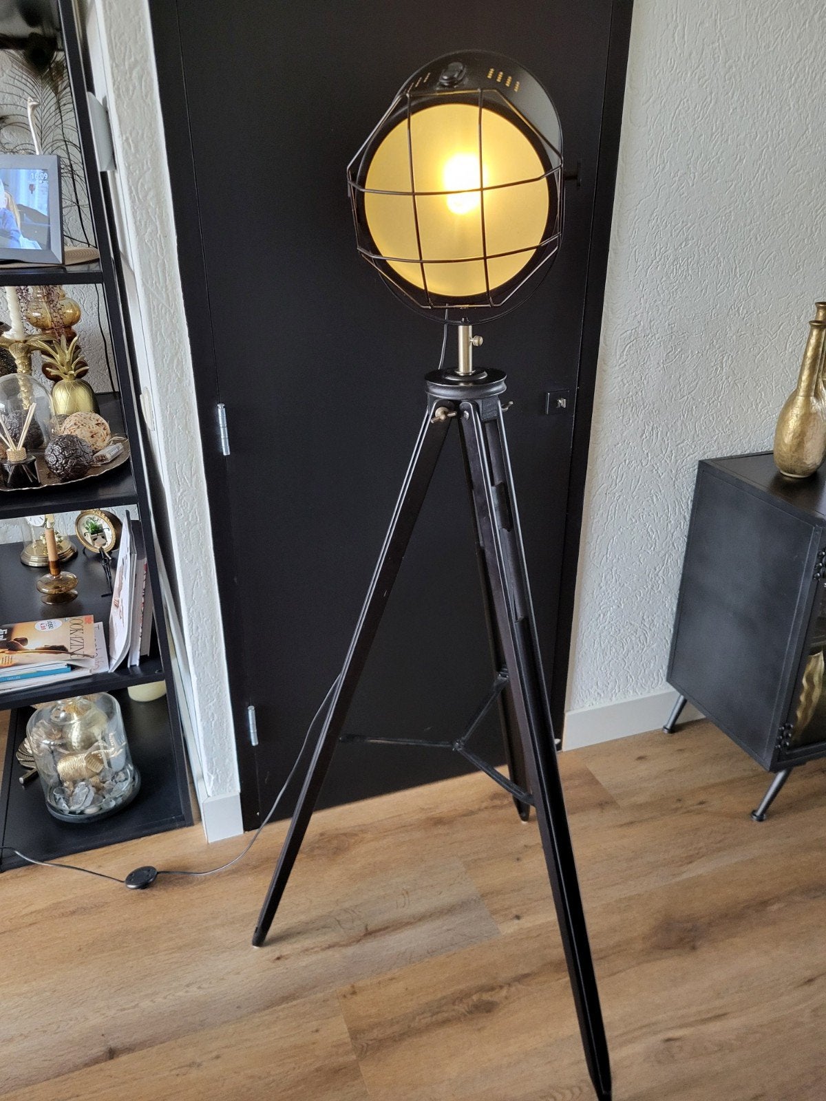 hoge mooie industrele floorlamp zwarte hout en ijzer.ophalen, Huis en Inrichting, Ophalen, Zo goed als nieuw, Hout