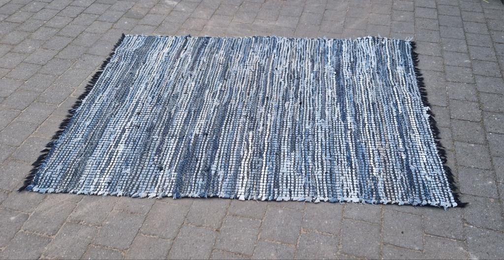 Vloerkleed 120x175 gemaakt van jeansstof blauw jongens kamer, Ophalen, Gebruikt, Kleed of Kussen