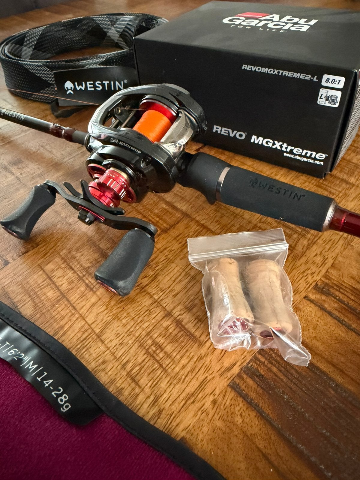 Abu Garcia Revo MGXtreme + Westin W6 Vertical Jigging-T, Watersport en Boten, Ophalen, Zo goed als nieuw, Complete set