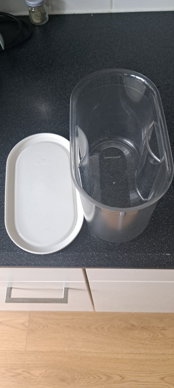 Tupperware Beschuitbus voor 1 rol beschuit, Gebruikt, Luchtdicht, Wit, Ophalen of Verzenden