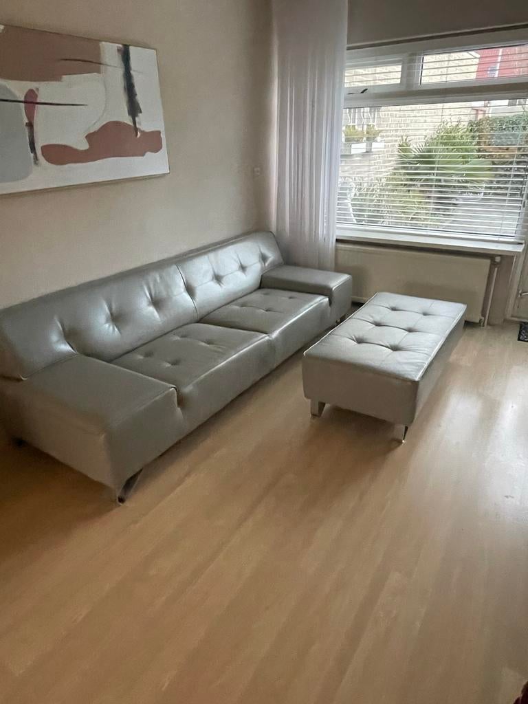 Lichtgrijze Grijze leren xooon bank met hocker, Ophalen, Gebruikt, Driepersoons, 200 tot 250 cm
