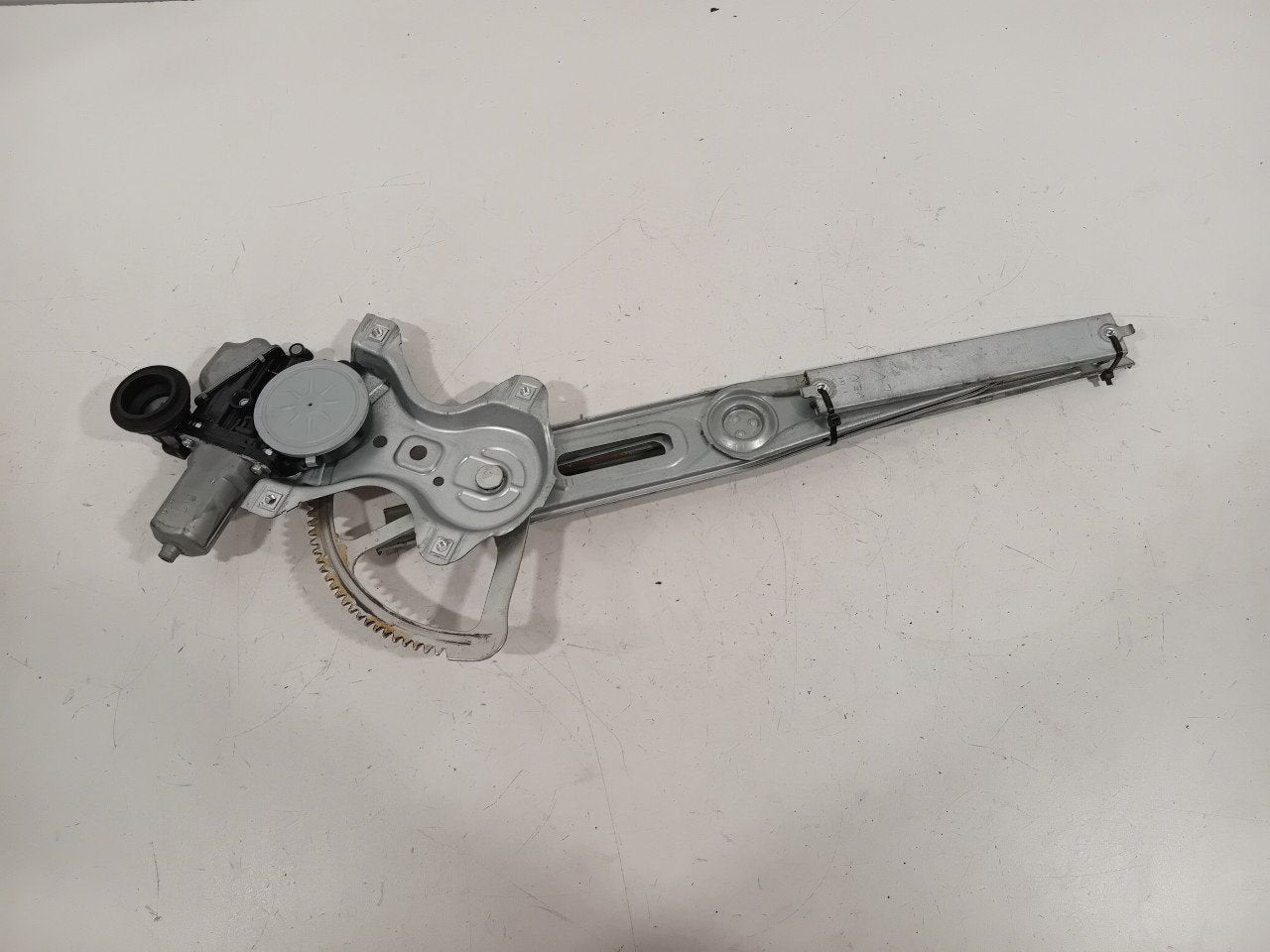 Raammechaniek elektrisch links voor Toyota Yaris, Onderdelen@venauto.nl, Van der Ven Autorecycling B.V., Gebruikt, Ettenseweg 76, 4706 PB Roosendaal, The Netherlands